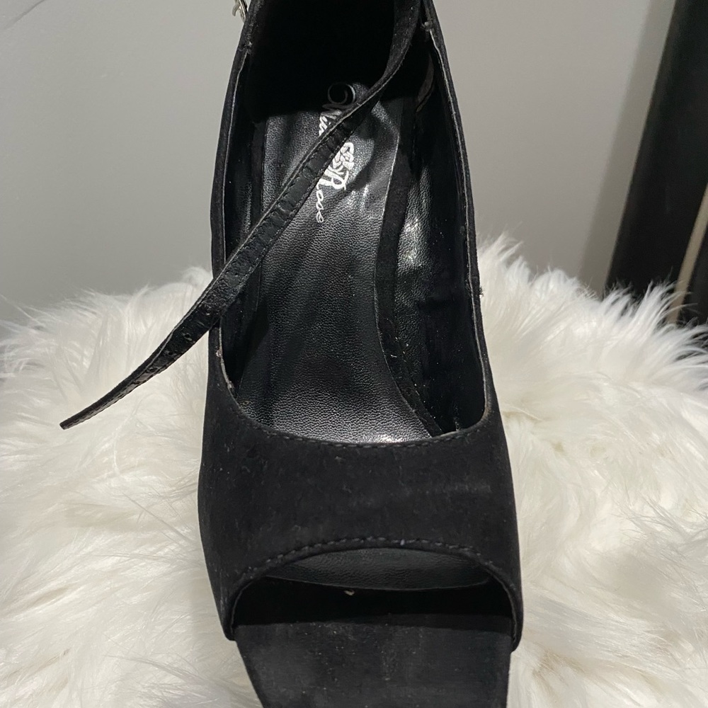 Hot Black Stilettos Peep Toe With Ankle Strap. With Cut Out In The Platform.